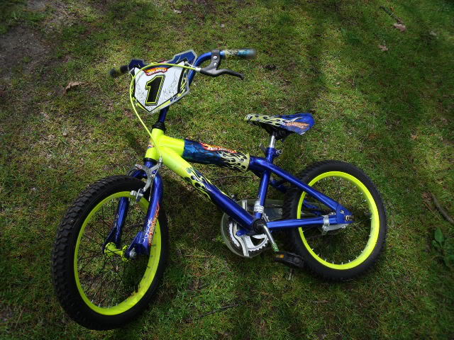 10-8_cheap_bikes_for_kids_hot_wheels