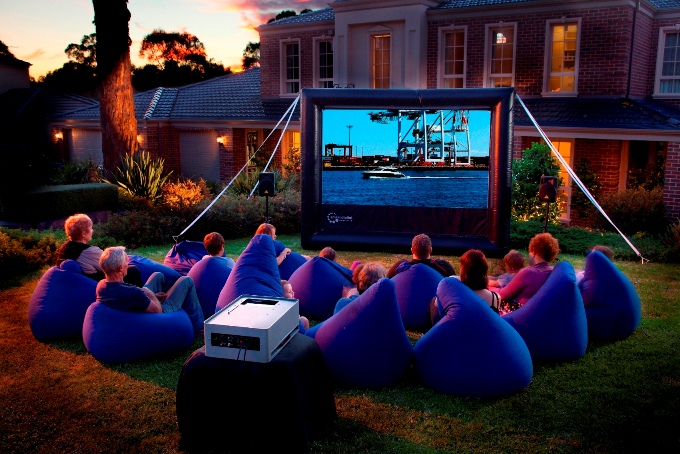 10-6_outdoor_inflatable_movie_screens_handitheatre