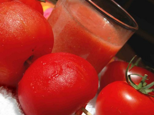 tomatoes dark circles remedies. how to get rid of dark circles, healthiest foods, turmeric, natural skin remedies