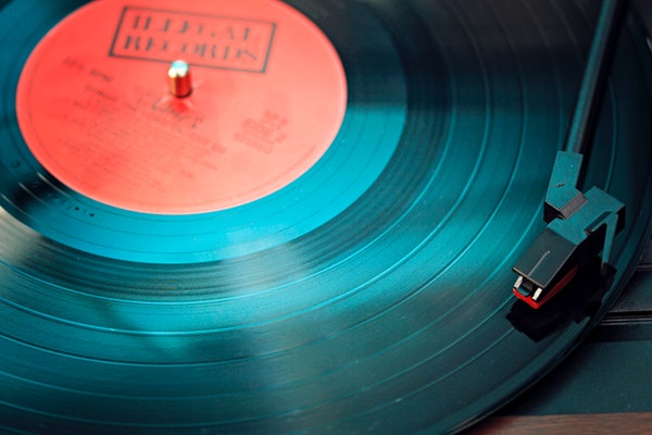 record label play in record player